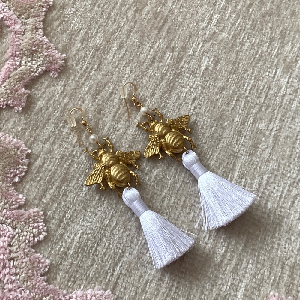 Gold Bee Tassle Earrings, NEW! 💫